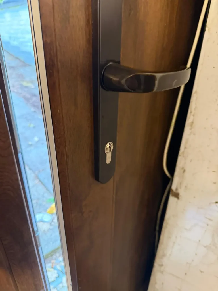 Sécurisation de porte d'appartement après tentative d'effraction Keyfix